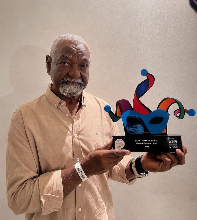 Artista, responsável pela criação artesanal de sandálias de passistas e rainhas de bateria do carnaval carioca, recebe premiação no teatro Carlos Gomes
