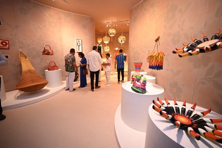 Três artesãos da exposição Boi-Bumbá de Parintins  para você conhecer  